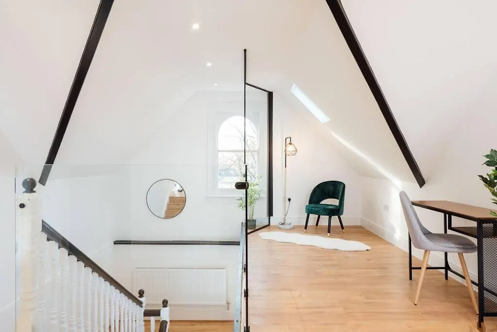 Spacious & Modern Two Bedroom Apartment In Catford, London בריטניה