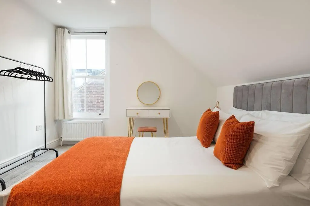 Spacious & Modern Two Bedroom Apartment In Catford, London