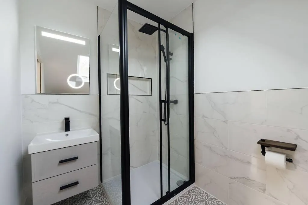 Spacious & Modern Two Bedroom Apartment In Catford, London בריטניה