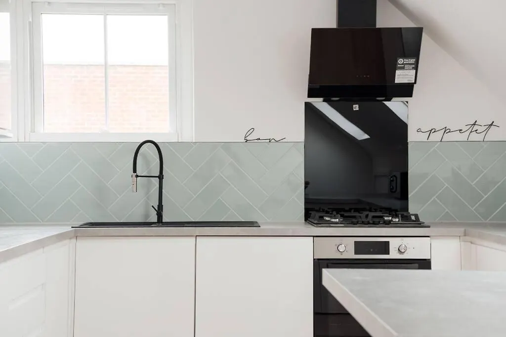 Spacious & Modern Two Bedroom Apartment In Catford, London