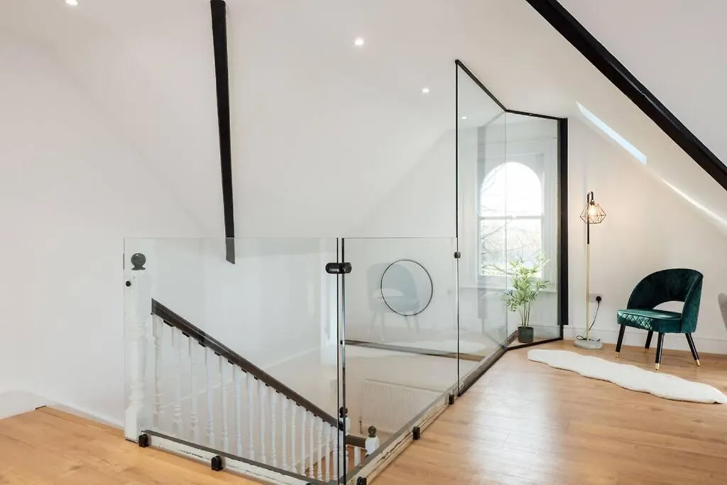 Spacious & Modern Two Bedroom Apartment In Catford, London