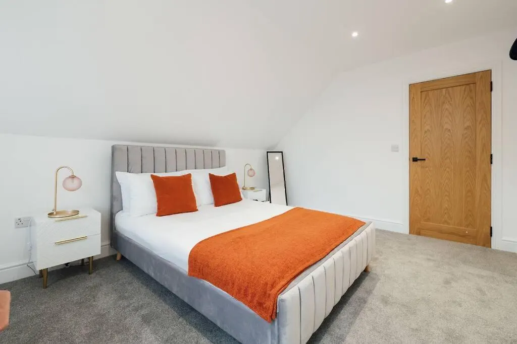 Spacious & Modern Two Bedroom Apartment In Catford, London