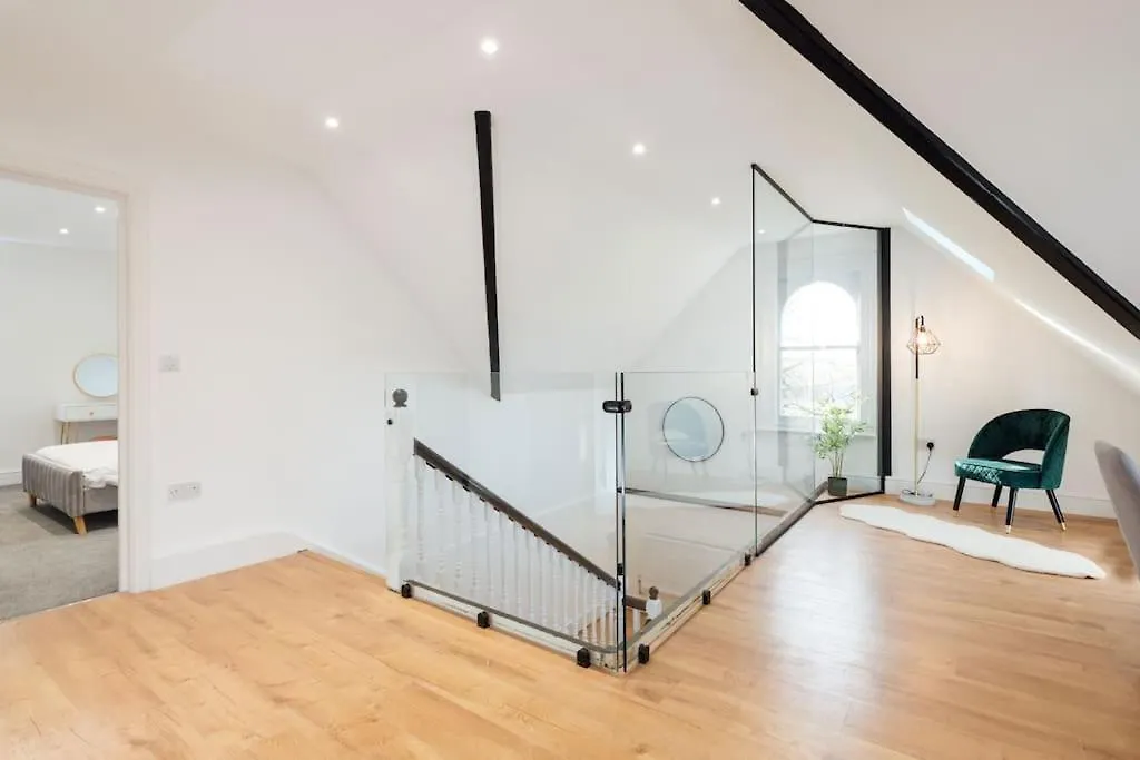 Spacious & Modern Two Bedroom Apartment In Catford, London Catford