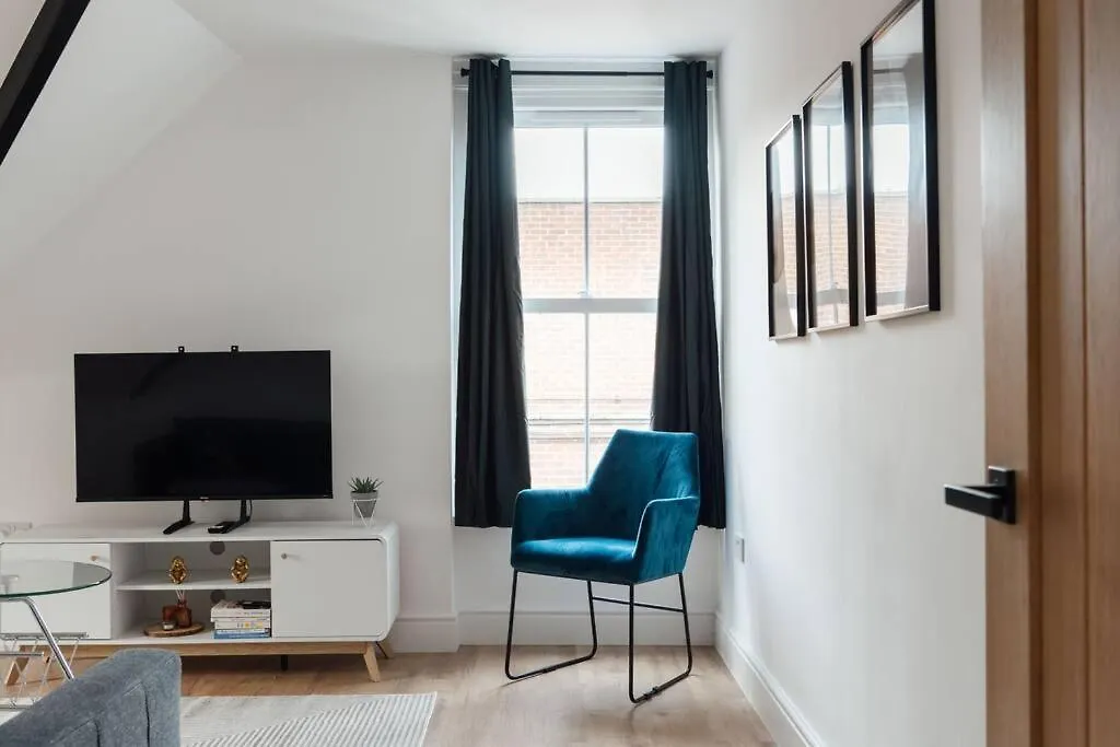 Spacious & Modern Two Bedroom Apartment In Catford, London