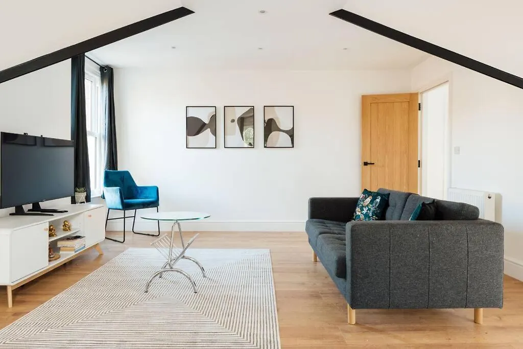 Spacious & Modern Two Bedroom Apartment In Catford, London