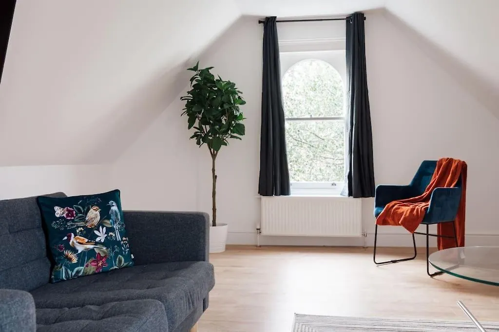 Spacious & Modern Two Bedroom Apartment In Catford, London
