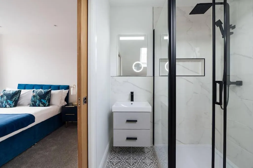Spacious & Modern Two Bedroom Apartment In Catford, London